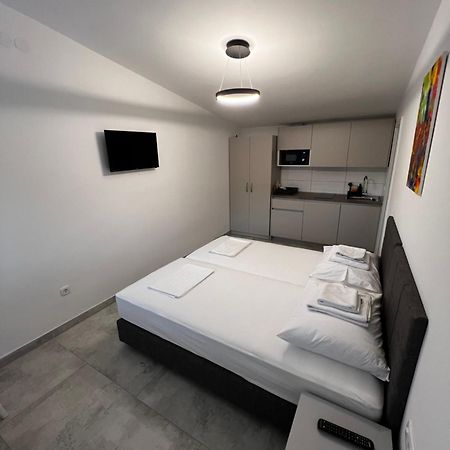 Apartmani Lovren Novalja Exterior photo
