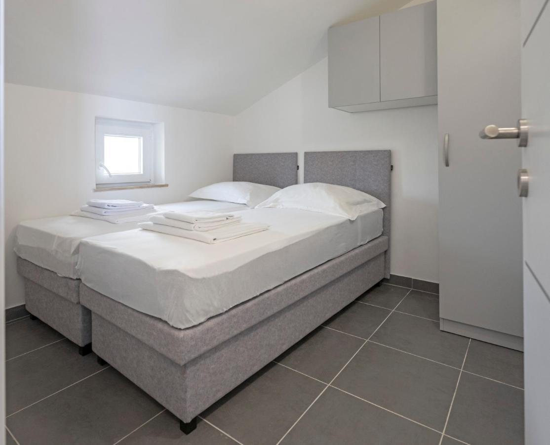 Apartmani Lovren Novalja Exterior photo