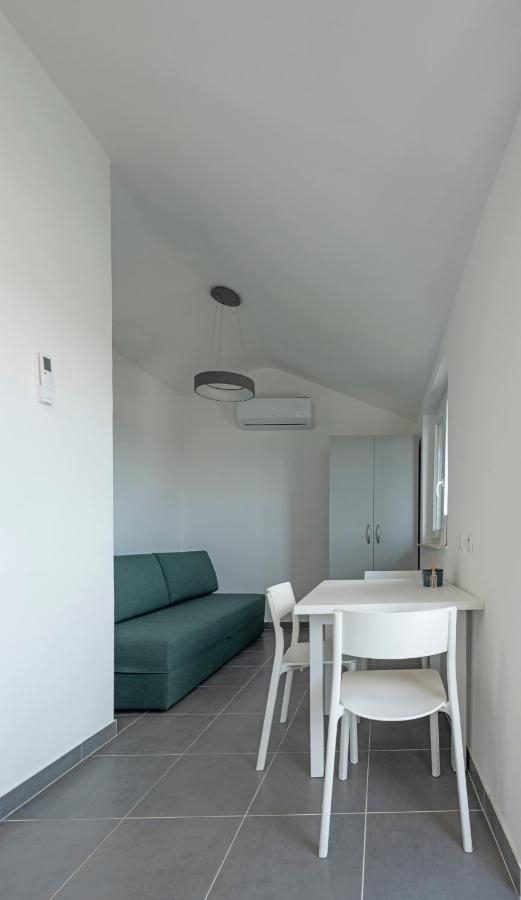 Apartmani Lovren Novalja Exterior photo