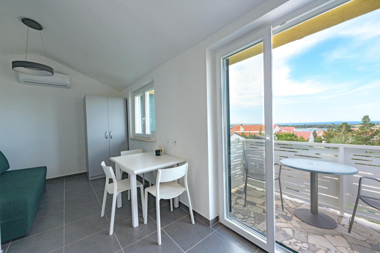 Apartmani Lovren Novalja Exterior photo