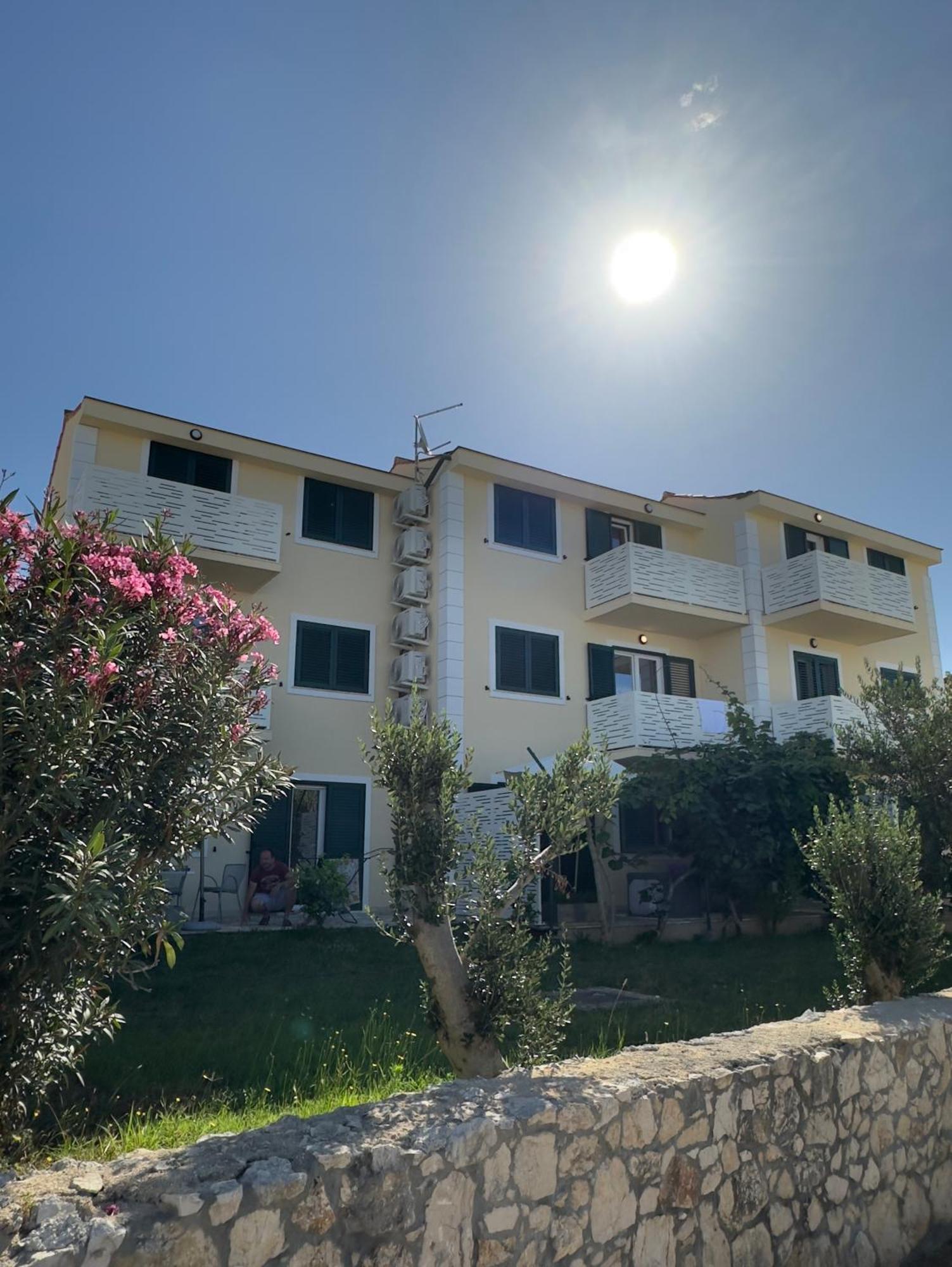 Apartmani Lovren Novalja Exterior photo