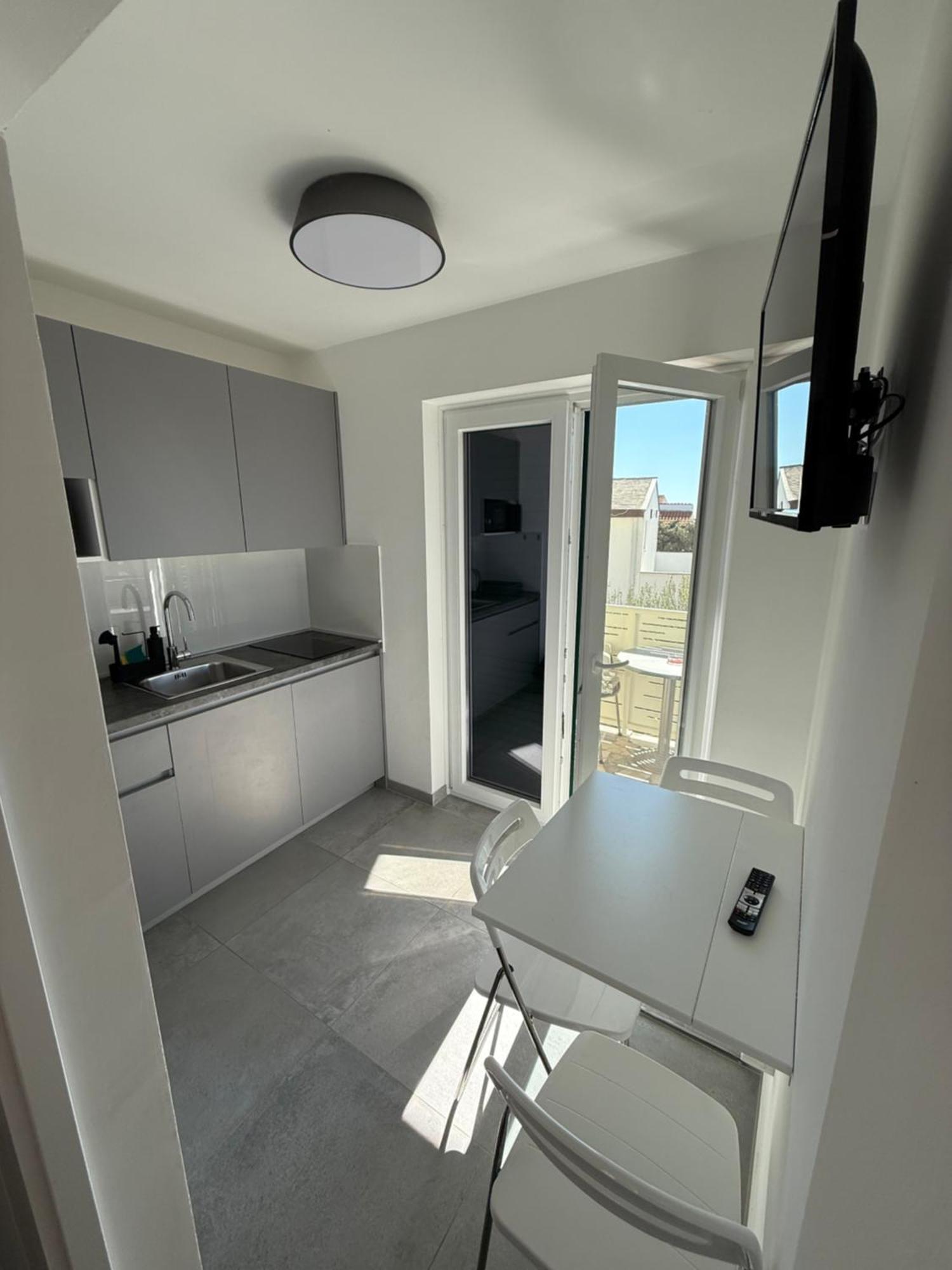 Apartmani Lovren Novalja Exterior photo