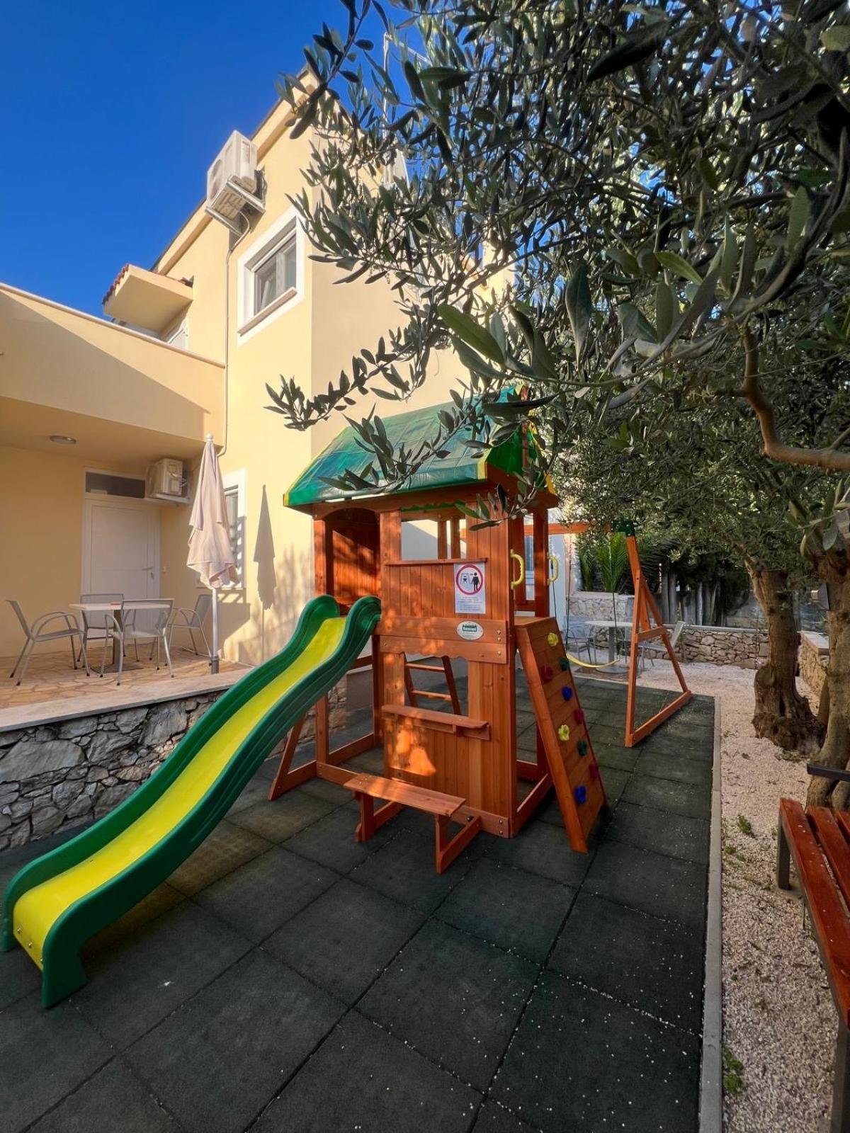 Apartmani Lovren Novalja Exterior photo